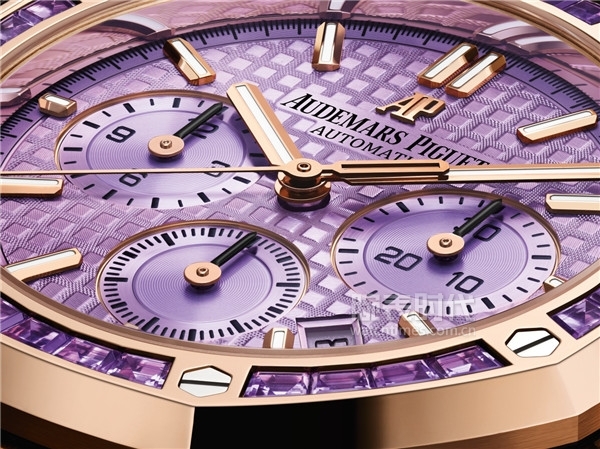 爱彼全新推出首款以紫水晶镶嵌装饰的 皇家橡树系列自动上链计时码表