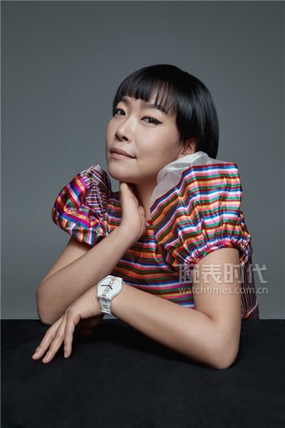 THIS MOMENT IS MAGIC! 斯沃琪携手韩国艺术家 DOROTHY M. YOON 推出两款艺术家特别腕表
