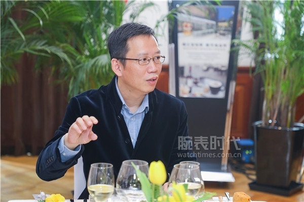 著名财经作家吴晓波在“宝珀·吴晓波青年午餐会”现场分享观点