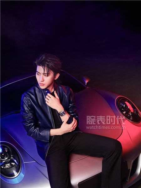 4. 蔡徐坤佩戴TAG Heuer泰格豪雅摩纳哥系列腕表_CBL2111.FC6453