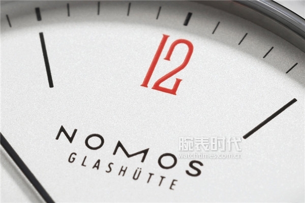NOMOS Glashütte Tangente 38 – 50 ans de Médecins Sans Frontières特别款腕表的12点时标采用醒目的红色