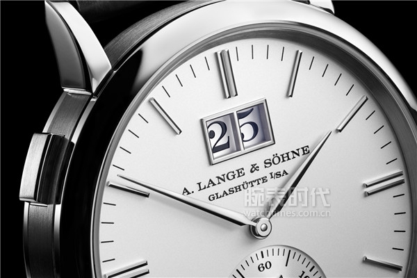 朗格SAXONIA萨克森大日历腕表 以全新升级仪表盘展现充斥着当代时尚的经典腕表