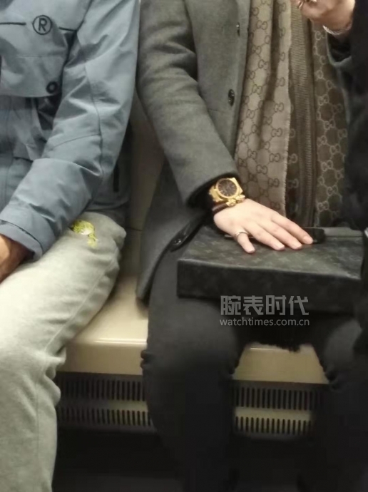 第一次在地铁上见戴爱彼皇家橡树金表的男人