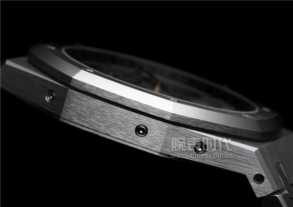 爱彼推出全新以钛金属打造的 皇家橡树系列万年历腕表