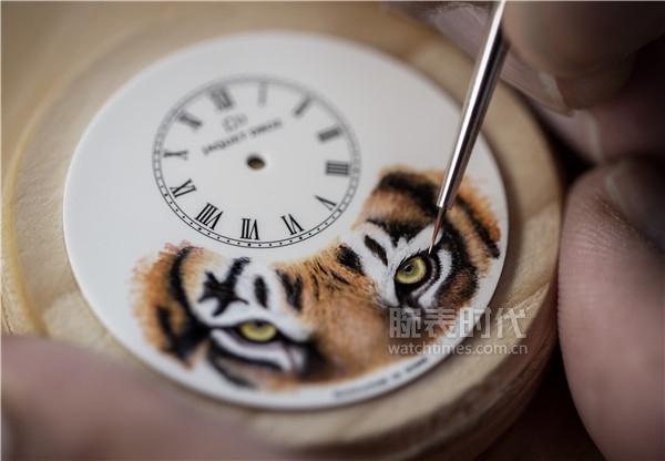 夏日丛林奇遇记 雅克德罗以细致画笔打造出手腕上动物全球
