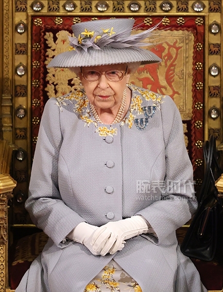 主要观点!英国女王佩戴Boucheron宝诗龙特别定制胸针 于温莎城堡发表新一届议会开幕演讲_2