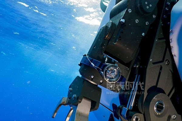 10,925米深海深潜喜获吉尼斯纪录