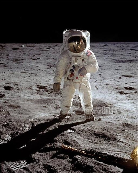 欧米茄携手NASA宇航员特里·弗茨  致敬超霸系列的太空传奇