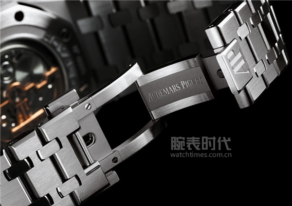 爱彼推出全新以钛金属打造的 皇家橡树系列万年历腕表