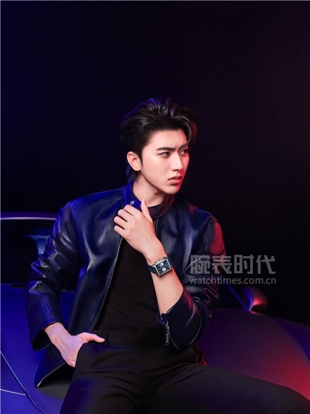 5. 蔡徐坤佩戴TAG Heuer泰格豪雅摩纳哥系列腕表_CBL2111.FC6453