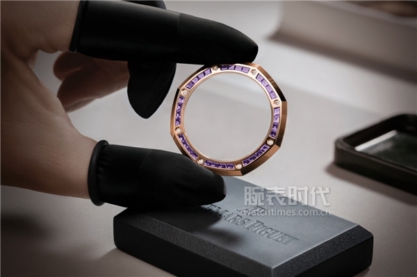 爱彼全新升级发布第一款以紫水晶嵌入点缀的 皇家橡树系列产品自动上链计时码表