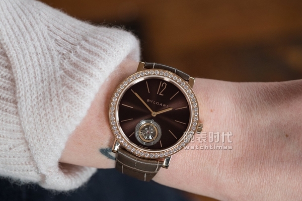 宝格丽第一枚致力于女性推出的纤薄陀飞轮手表腕表