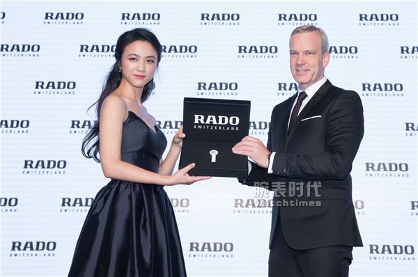 RADO携手并肩汤唯荣耀发布依莎系列产品高科技瓷器触感腕表