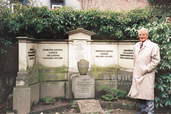 1995年_瓦尔特.朗格在朗格家族墓地前