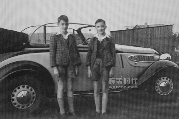 1930年代_瓦尔特.朗格与兄弟在家里的一辆宝马321汽车前