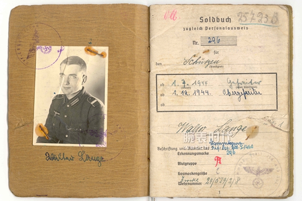 1944年_瓦尔特.朗格战场上的救星--挡住了弹片的军人证