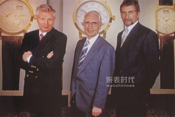 1994年_现代朗格于德累斯顿皇宫举办的第一次新闻发布会上，瓦尔特.朗格（中）与伙伴君特.布吕莱恩（右）及当时的朗格管理层成员Hartmut Knothe