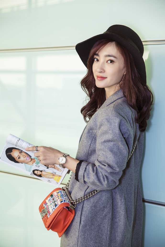 飞亚达腕表成“素颜美女”王丽坤时尚街拍引人注意神器