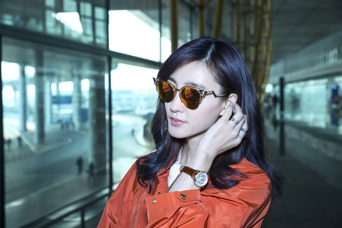 飞亚达腕表成“素颜美女”王丽坤时尚街拍引人注意神器