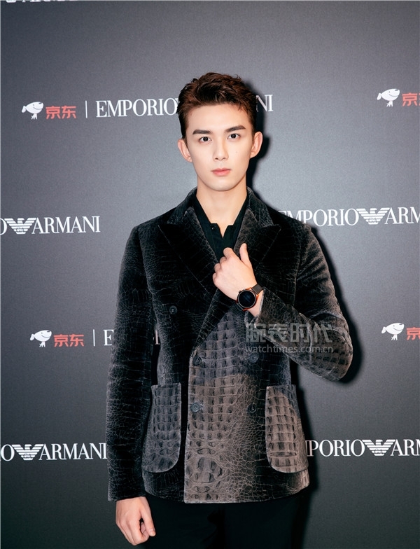 自2019年秋冬季开始,吴磊成为emporio armani男士腕表广告大片的主角.