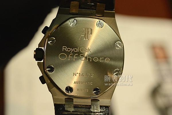 奔放的热情爱彼皇橡离岸型计时手表