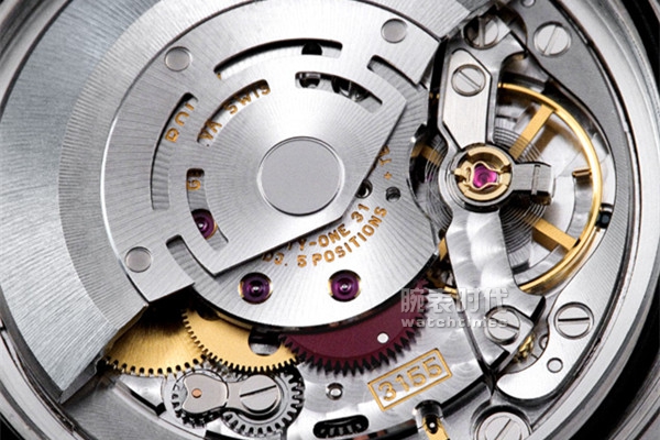 劳力士款使用的是品牌完全自产的3155自动上链机芯,天文台认证,无卡度